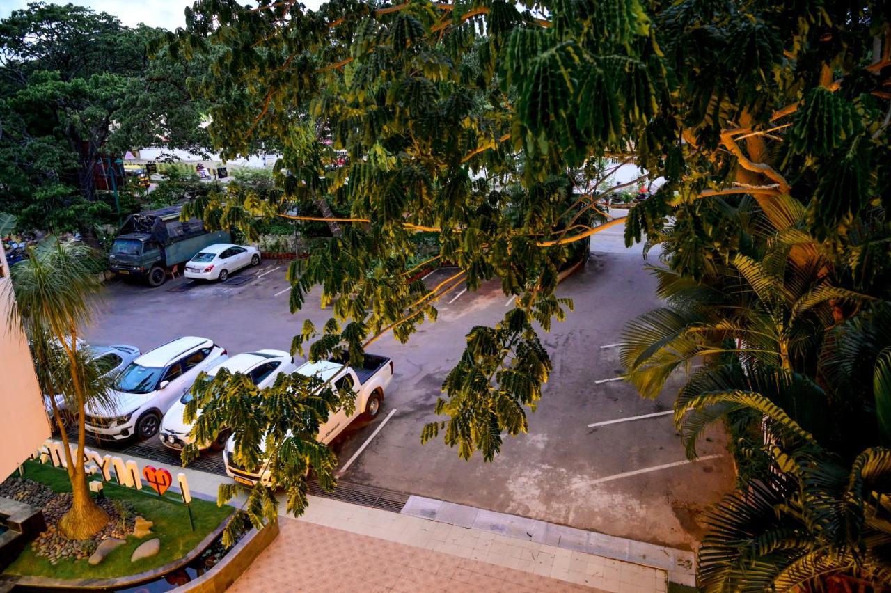Maya'S Kings Kourt Mysore Exterior photo