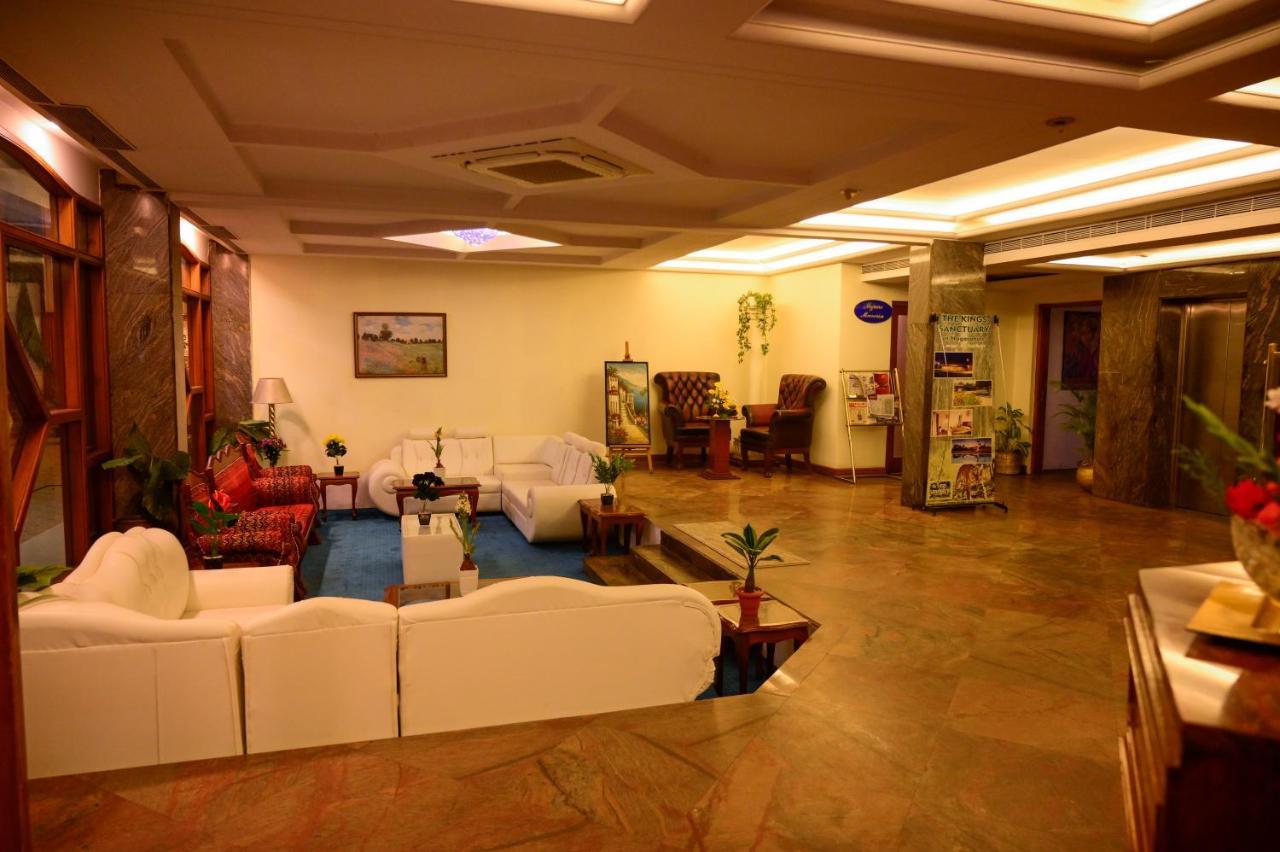 Maya'S Kings Kourt Mysore Exterior photo
